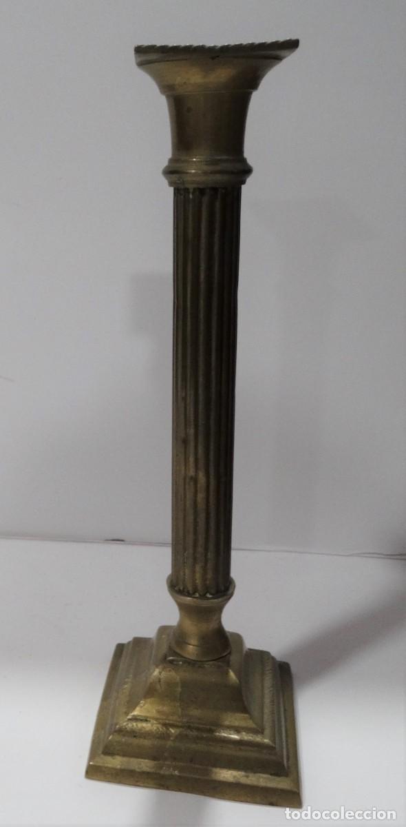 Antig&uuml;edades: CANDELABRO DE BRONCE CON COLUMNA S XIX - Foto 1