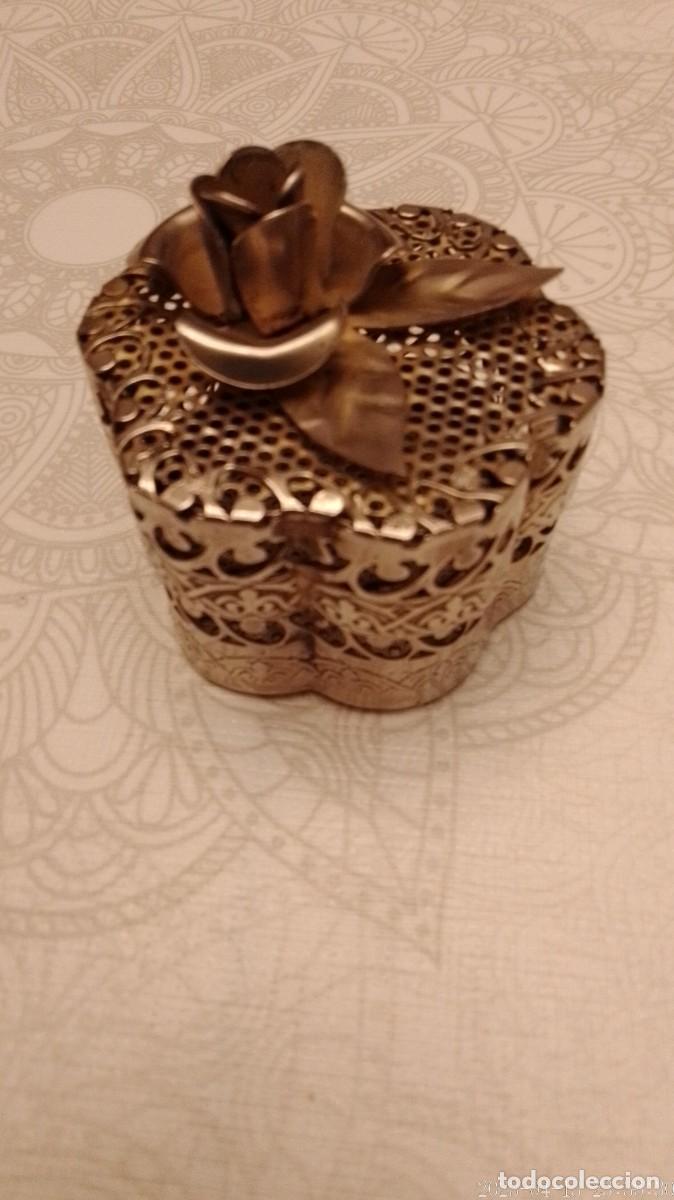 Antig&uuml;edades: Caja metalica con flor - Foto 1