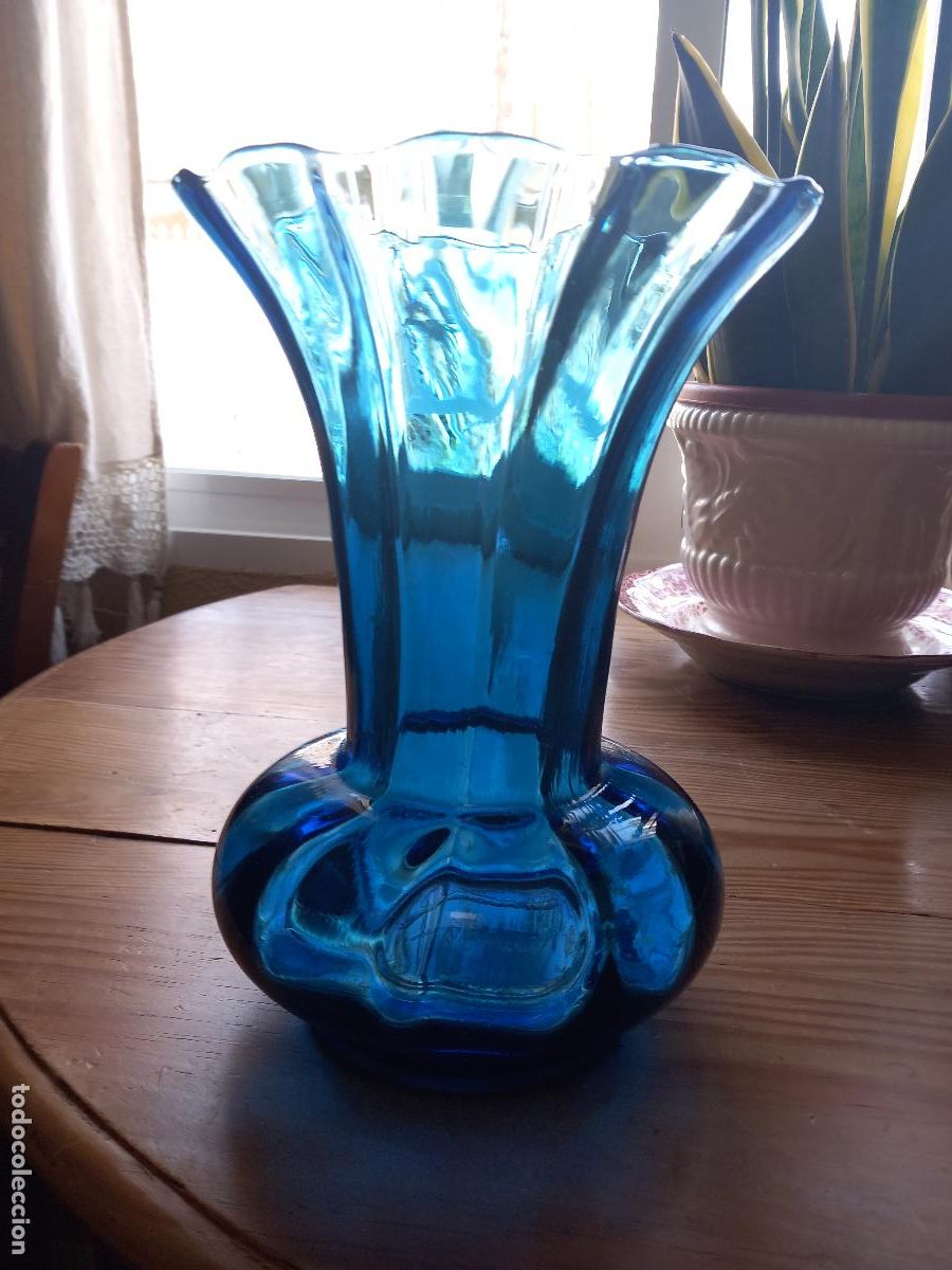 Antig&uuml;edades: Florero antiguo en cristal soplado, azul a&ntilde;il, estilo Isabelino.