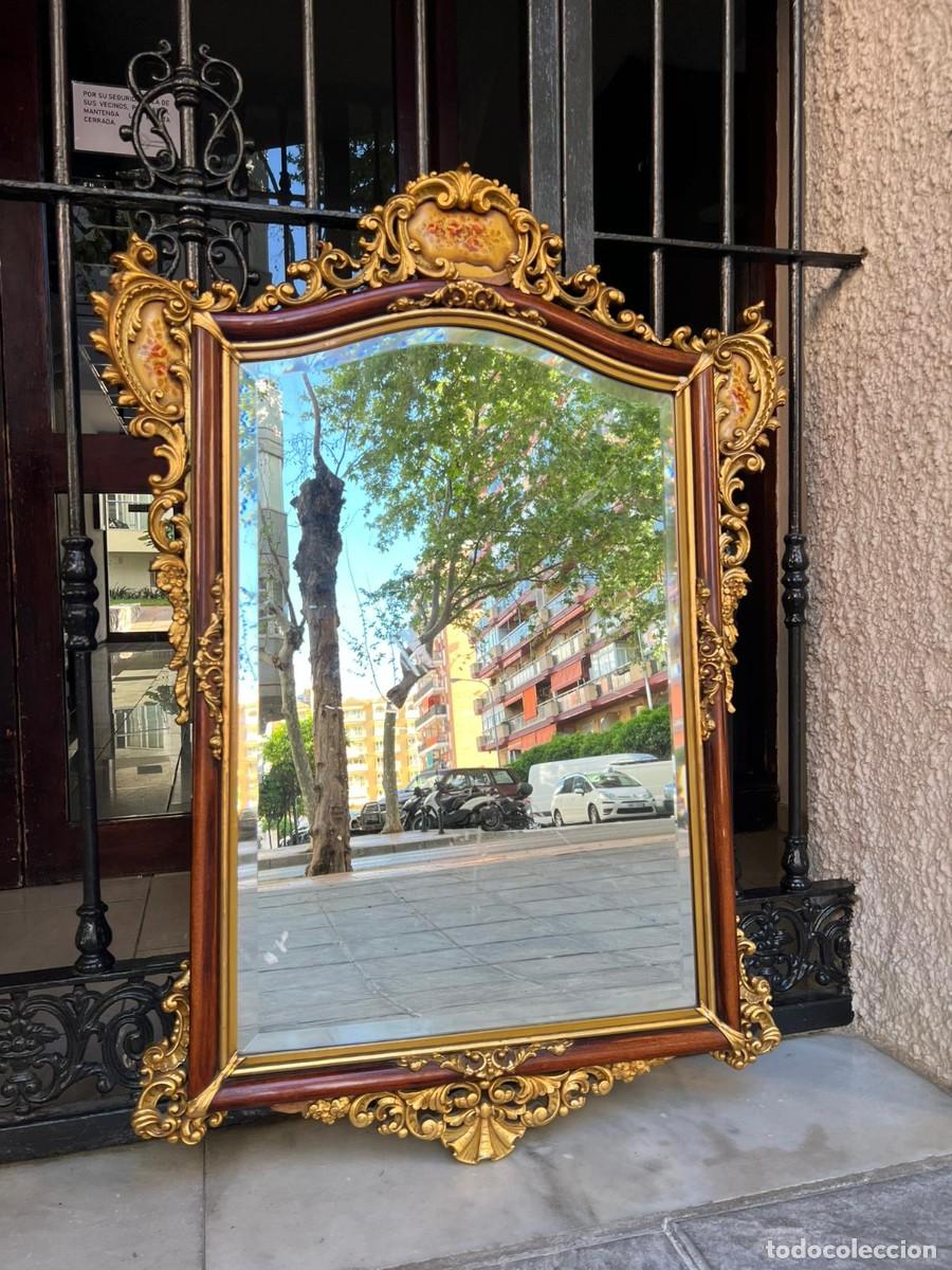 Antiquit&eacute;s: Bonito espejo con adornos florales y biselado.
