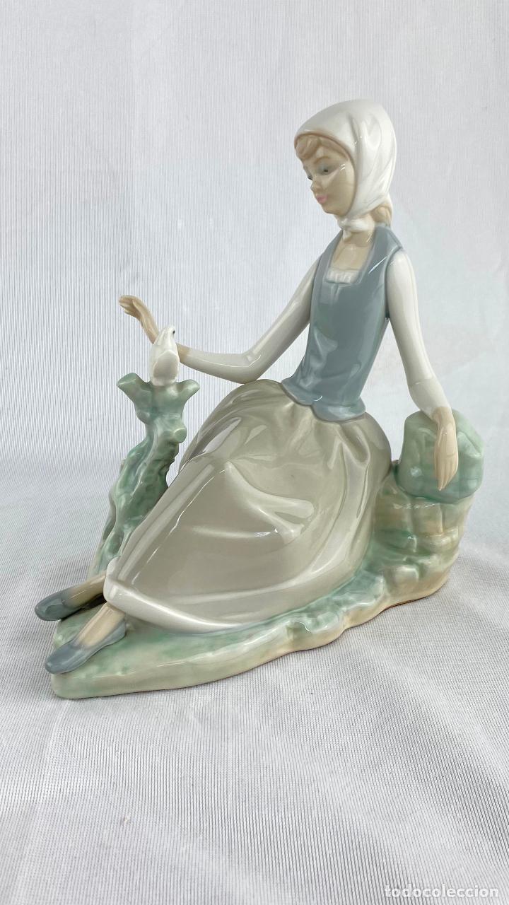 Antig&uuml;edades: Figura de Lladro doncella con palomo - Foto 2
