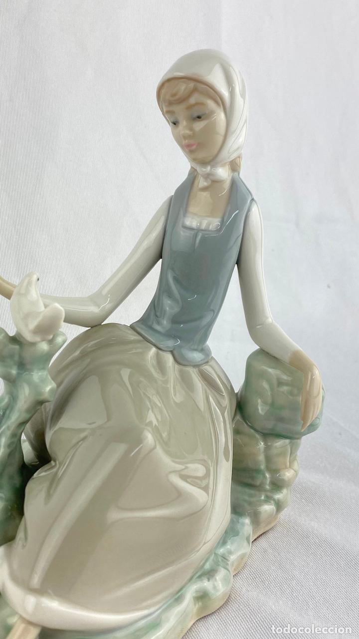 Antig&uuml;edades: Figura de Lladro doncella con palomo - Foto 3