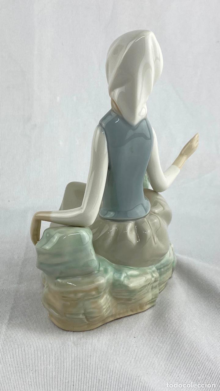 Antig&uuml;edades: Figura de Lladro doncella con palomo - Foto 5