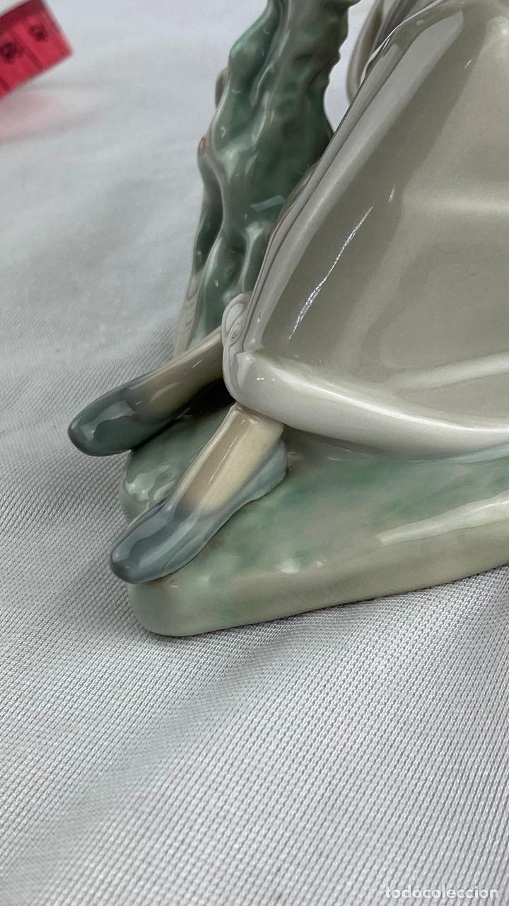 Antig&uuml;edades: Figura de Lladro doncella con palomo - Foto 6