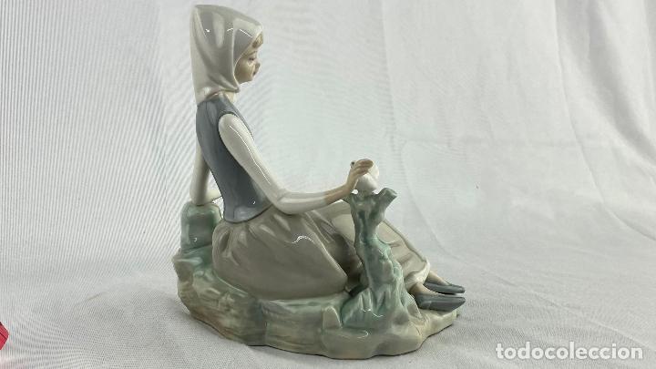 Antig&uuml;edades: Figura de Lladro doncella con palomo - Foto 10