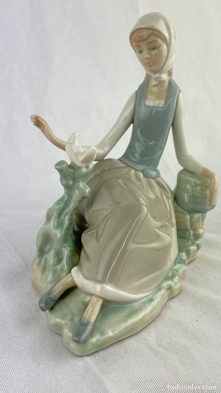 Antig&uuml;edades: Figura de Lladro doncella con palomo - Foto 1