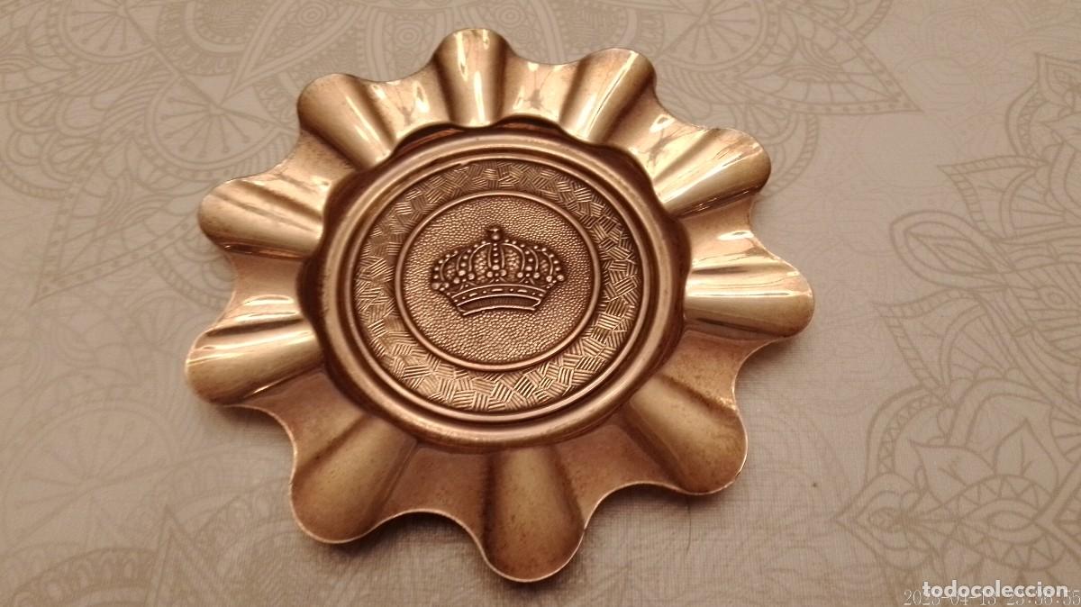 Antig&uuml;edades: Bandeja de Alpaca con Escudo - Foto 1