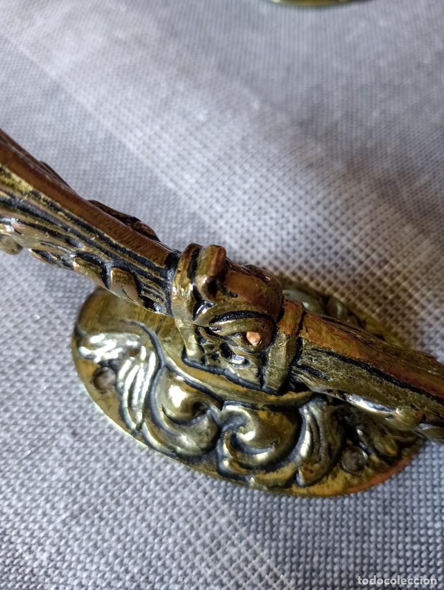 Antig&uuml;edades: Lote de 4 perchas de bronce. - Foto 2