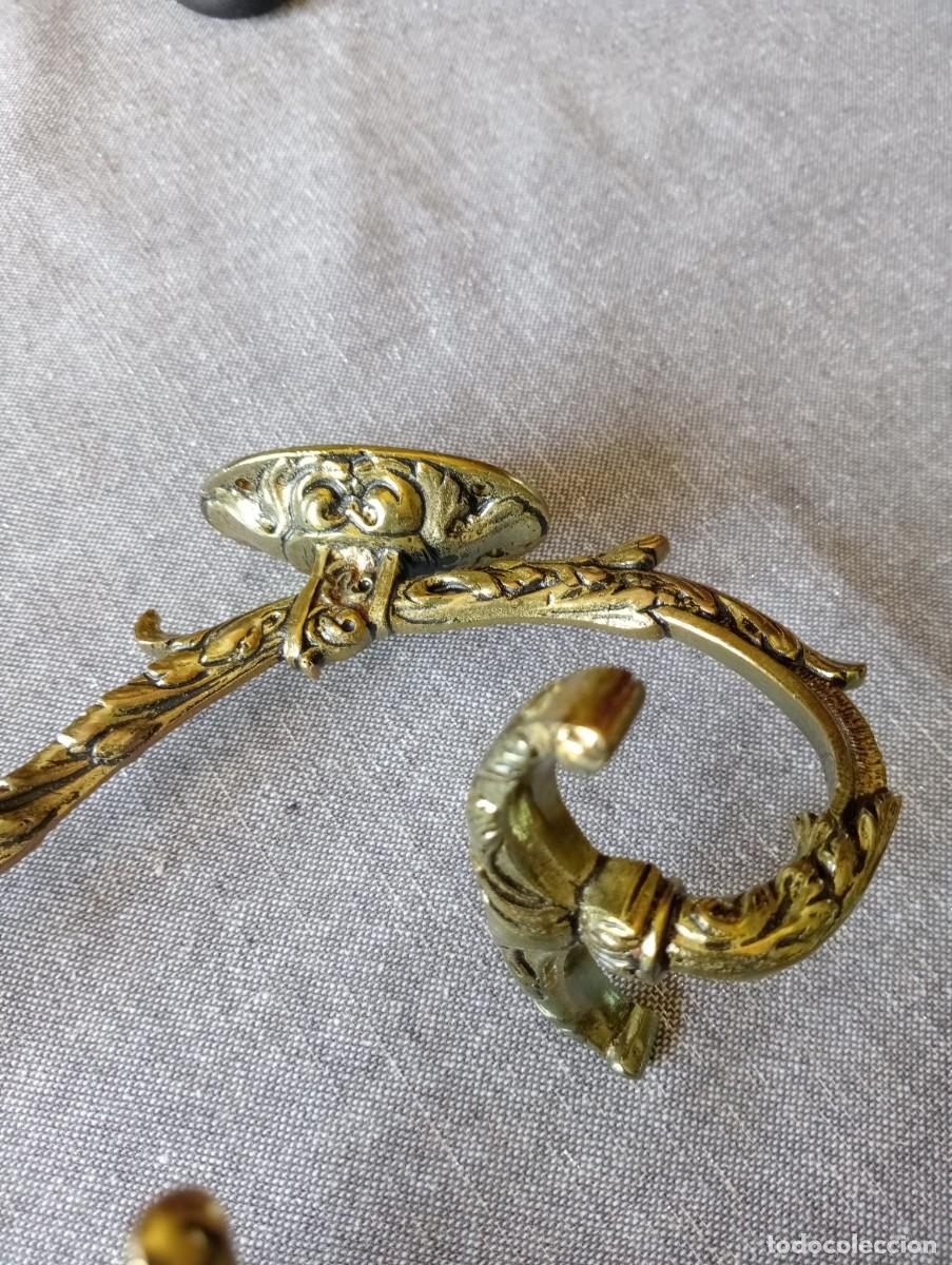 Antig&uuml;edades: Lote de 4 perchas de bronce. - Foto 5
