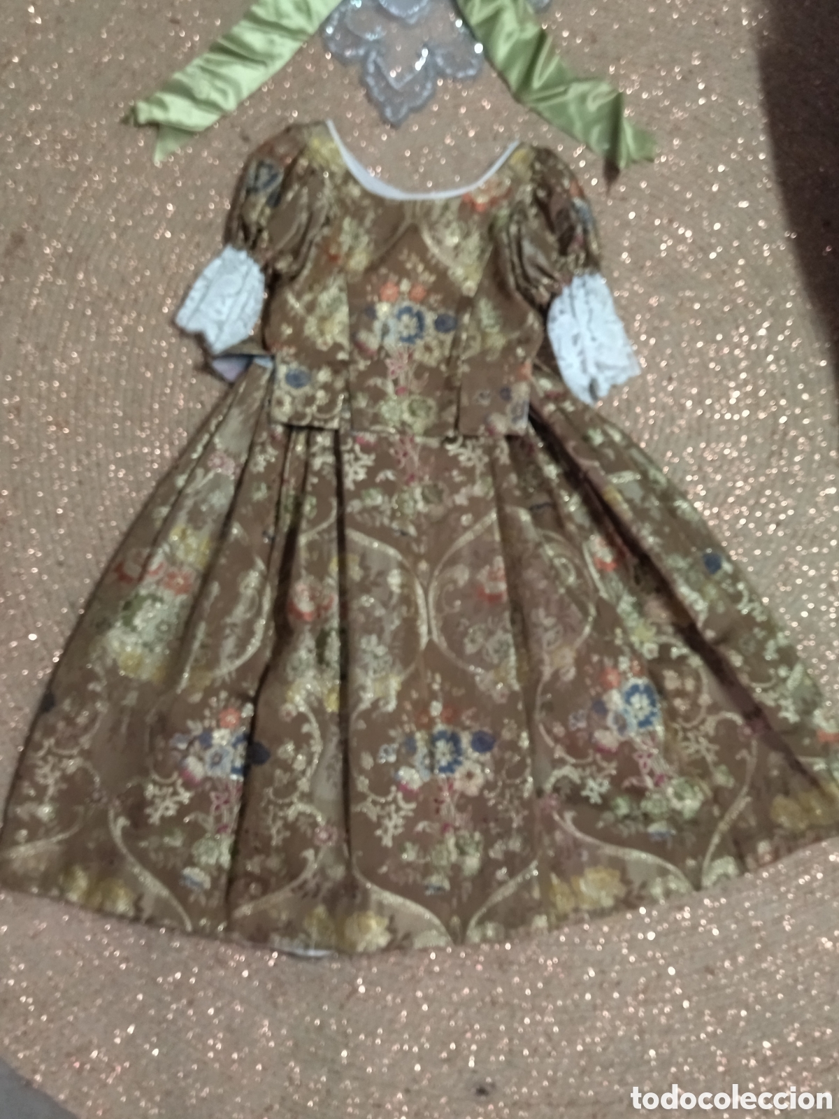 Antig&uuml;edades: Traje de fallera. Sin marca. Pone un n&uacute;mero 4 - Foto 2