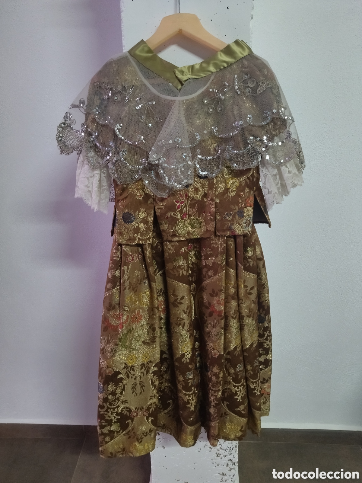 Antig&uuml;edades: Traje de fallera. Sin marca. Pone un n&uacute;mero 4 - Foto 4
