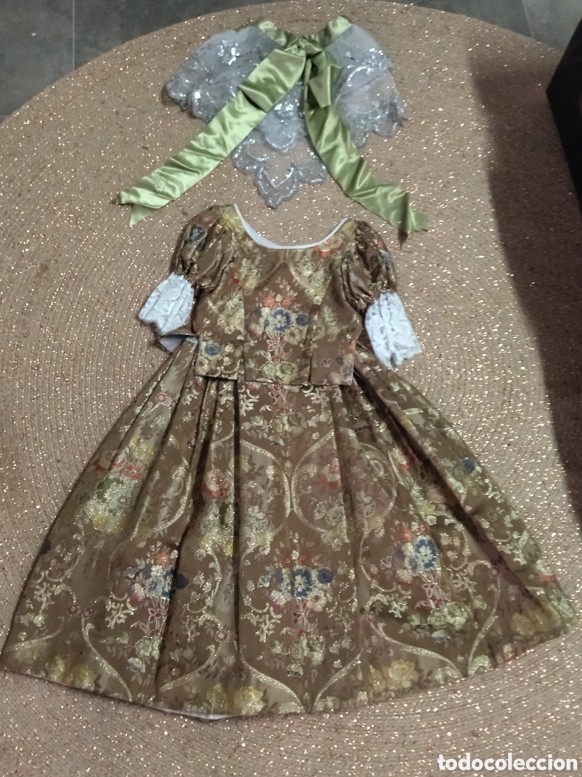 Antig&uuml;edades: Traje de fallera. Sin marca. Pone un n&uacute;mero 4 - Foto 1