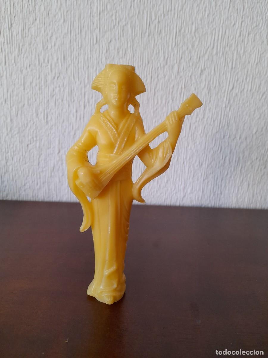 Antiquit&eacute;s: Geisha tocando la guitarra de pl&aacute;stico duro antigua