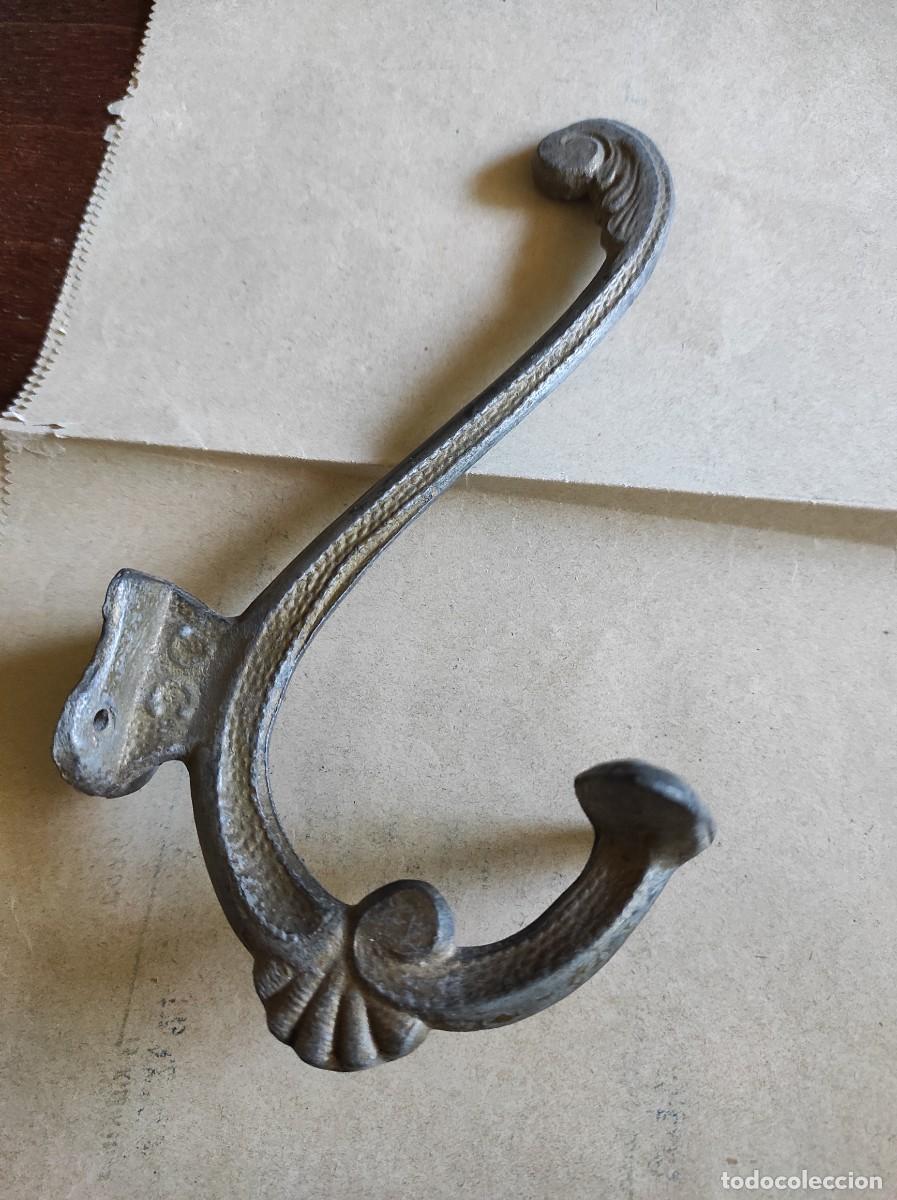 Antig&uuml;edades: Percha de bronce - Foto 1
