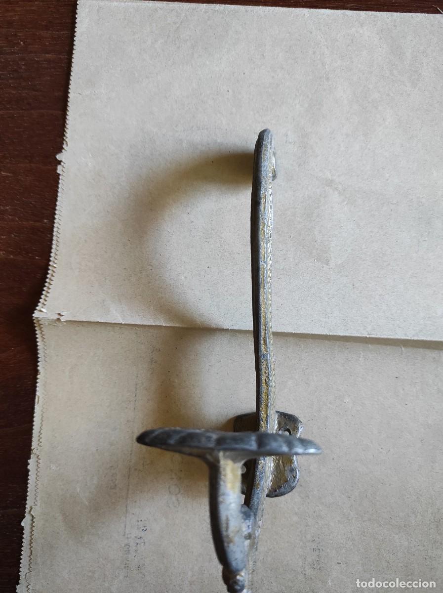 Antig&uuml;edades: Percha de bronce - Foto 2