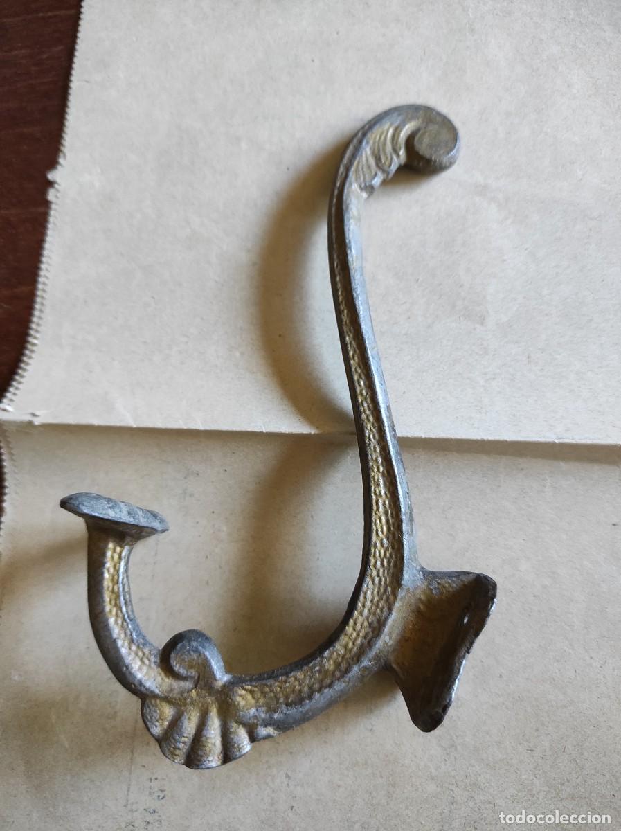 Antig&uuml;edades: Percha de bronce - Foto 3