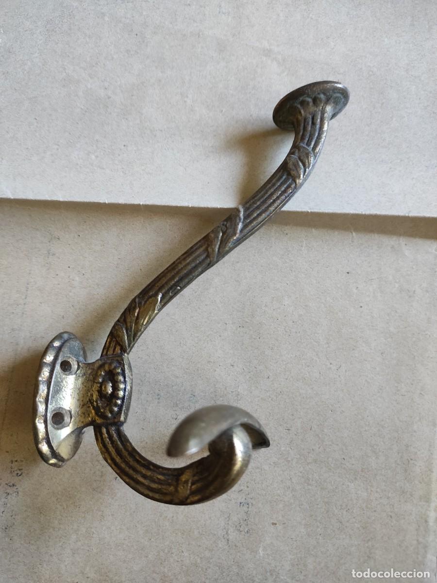 Antig&uuml;edades: Percha de bronce o laton - Foto 1