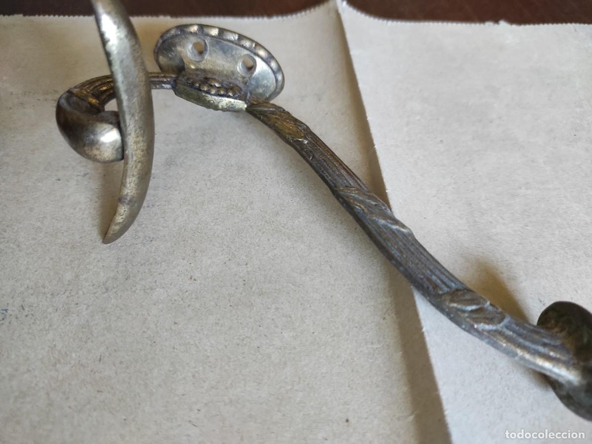 Antig&uuml;edades: Percha de bronce o laton - Foto 2