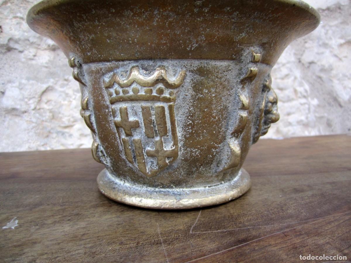Antig&uuml;edades: Almirez de gran tama&ntilde;o con escudo y leones - Foto 2