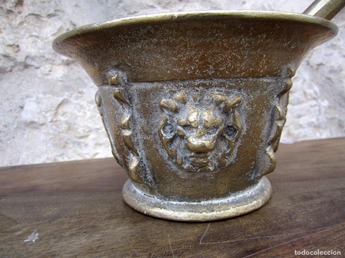Antig&uuml;edades: Almirez de gran tama&ntilde;o con escudo y leones - Foto 3