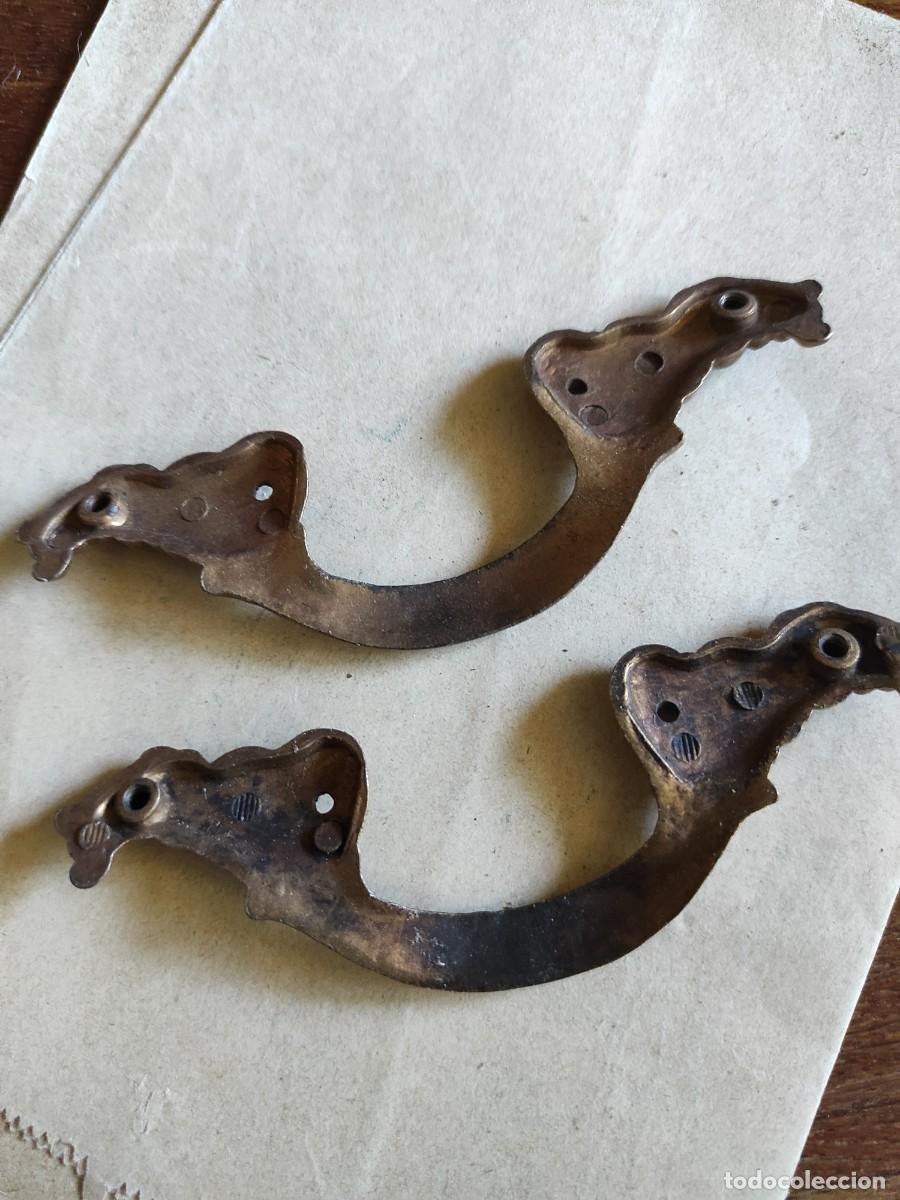Antig&uuml;edades: Dos tiradores de laton o bronce - Foto 2