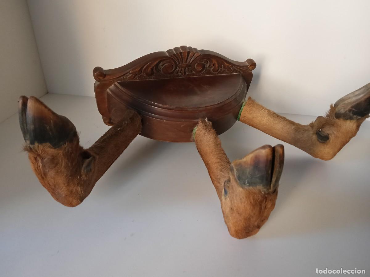 Antig&uuml;edades: Antigua percha con patas de ciervo - Foto 1