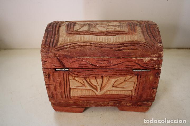 Antig&uuml;edades: caja cofre de madera tallada - Foto 2