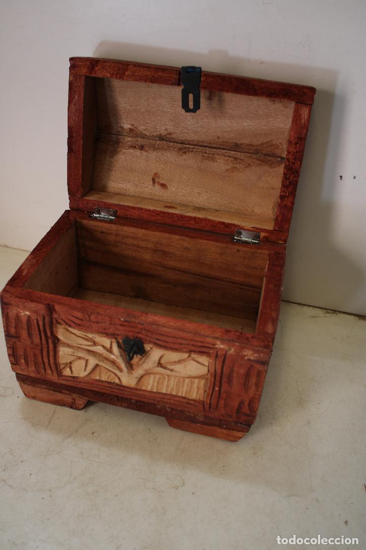 Antig&uuml;edades: caja cofre de madera tallada - Foto 3
