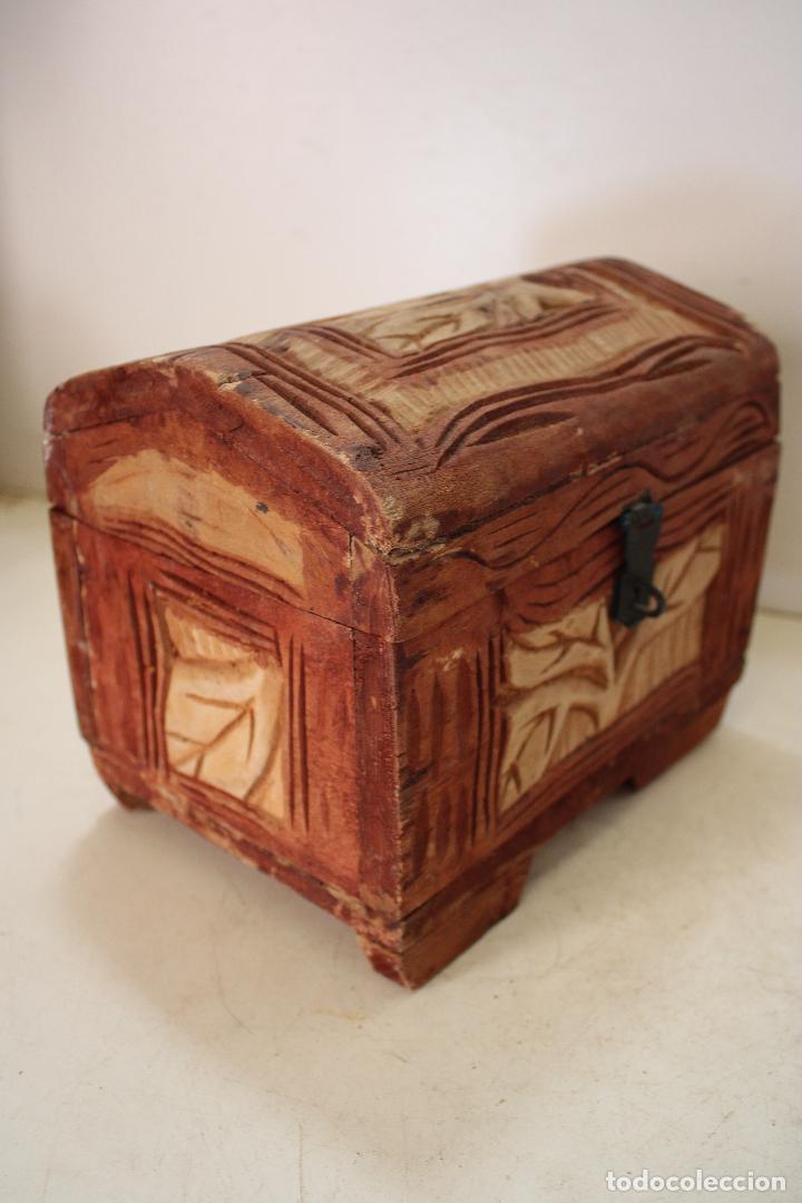 Antig&uuml;edades: caja cofre de madera tallada - Foto 4