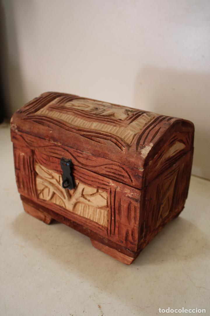 Antig&uuml;edades: caja cofre de madera tallada - Foto 5