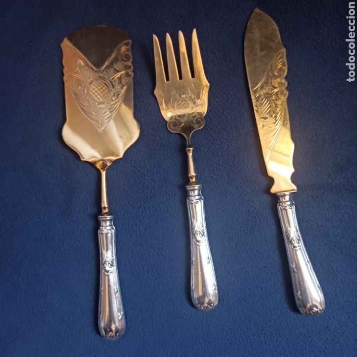 Antig&uuml;edades: Conjunto de cubiertos de servir de plata y ba&ntilde;o oro - Foto 1