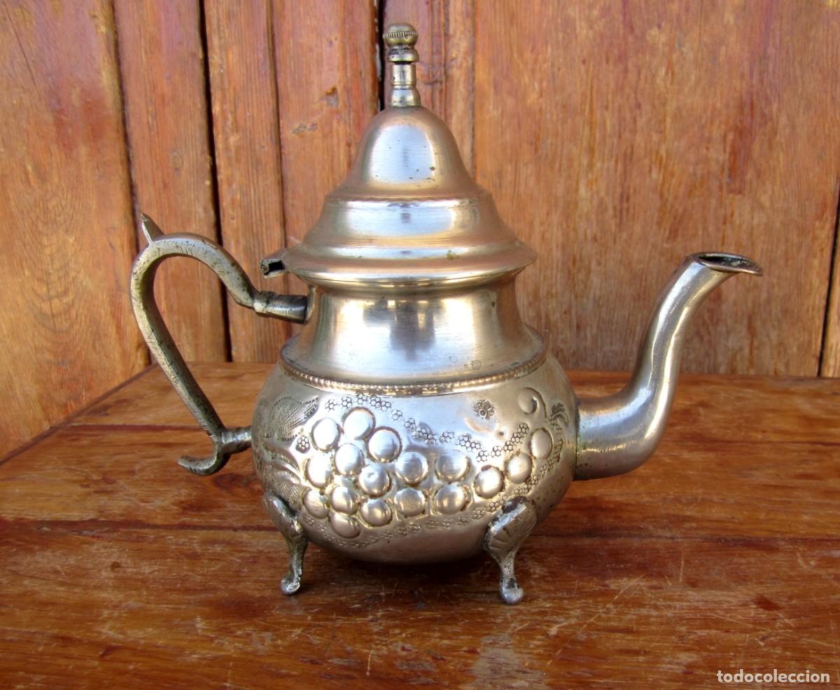 Antig&uuml;edades: Tetera, cafetera marroqui con grabados, marca en la base - Foto 1