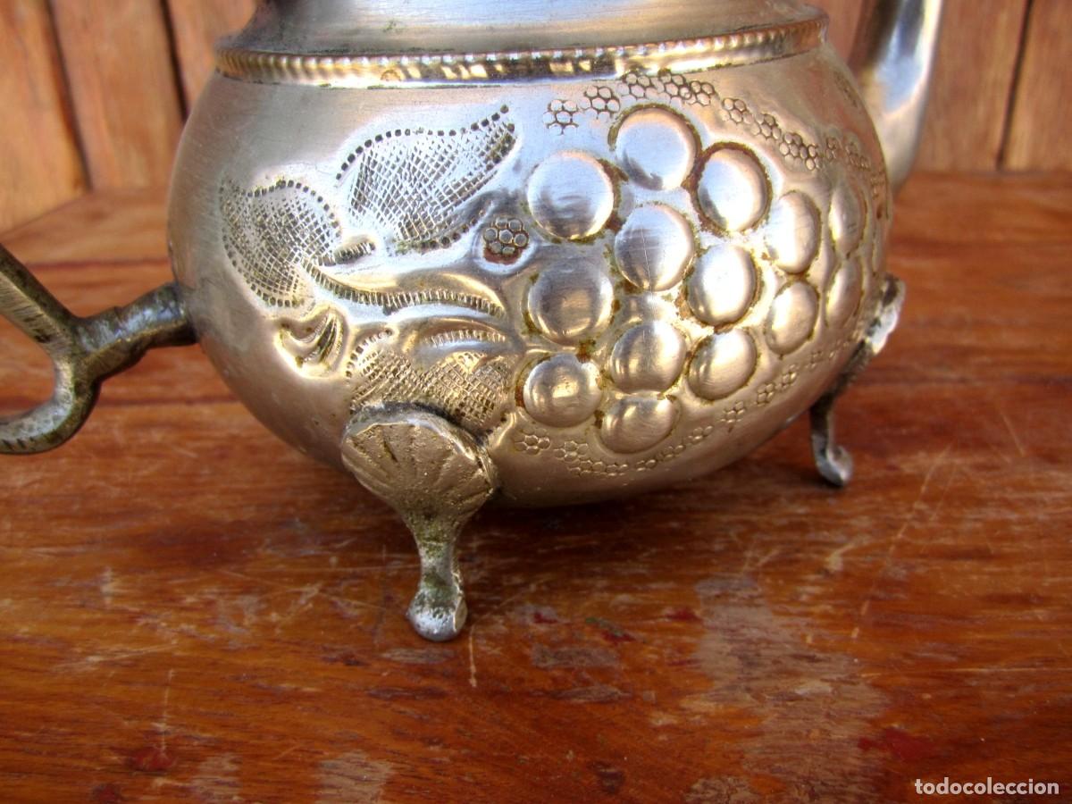 Antig&uuml;edades: Tetera, cafetera marroqui con grabados, marca en la base - Foto 2