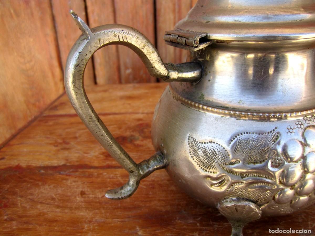 Antig&uuml;edades: Tetera, cafetera marroqui con grabados, marca en la base - Foto 3