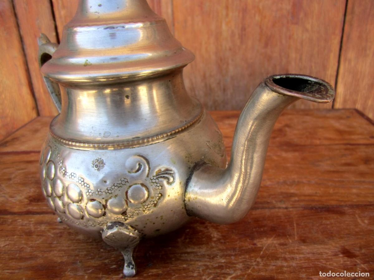 Antig&uuml;edades: Tetera, cafetera marroqui con grabados, marca en la base - Foto 4
