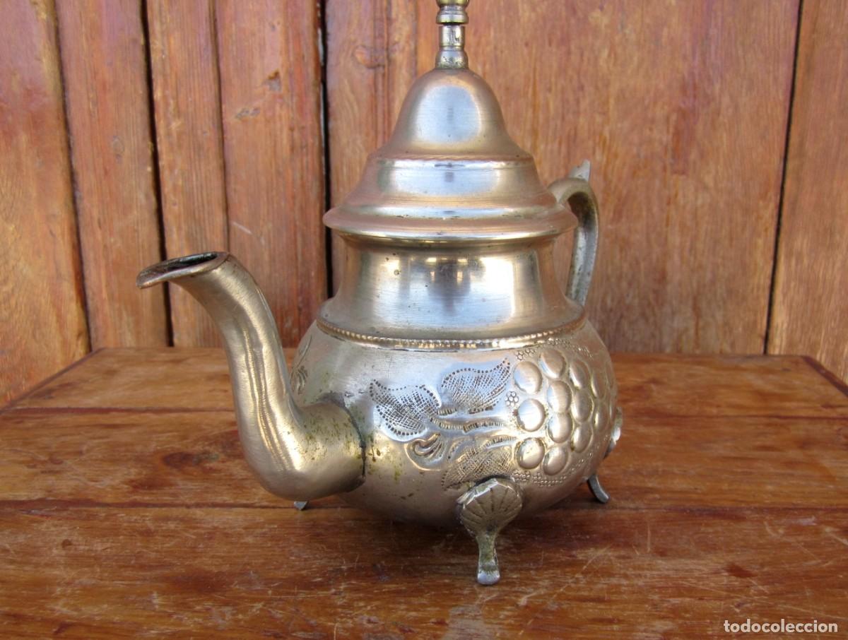 Antig&uuml;edades: Tetera, cafetera marroqui con grabados, marca en la base - Foto 5