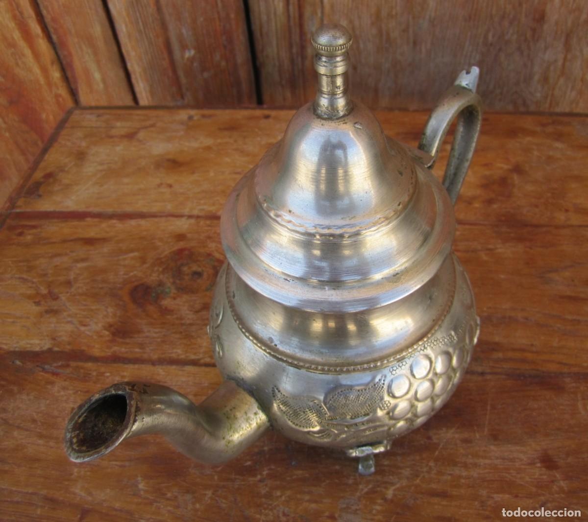 Antig&uuml;edades: Tetera, cafetera marroqui con grabados, marca en la base - Foto 6