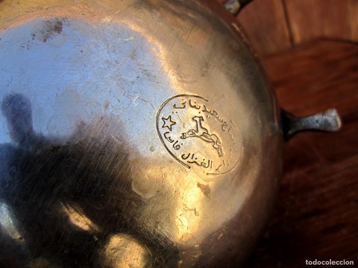 Antig&uuml;edades: Tetera, cafetera marroqui con grabados, marca en la base - Foto 7