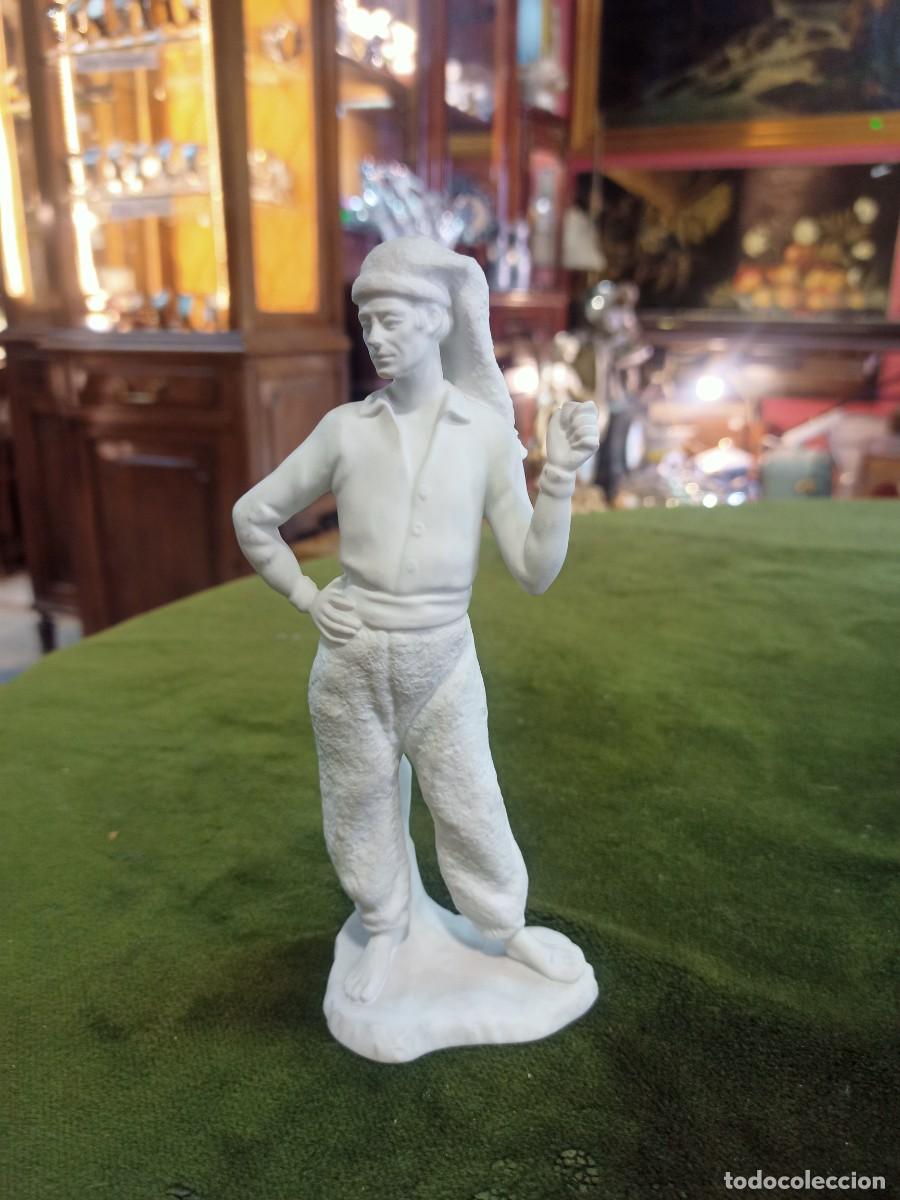 Antiguidades: Figura en porcelana biscuit, vista alegre Portugal. REF-2021