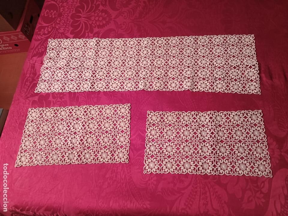 Antig&uuml;edades: 3u Tapete antiguo blanco forma rectangular troquelado cuadrantes - Foto 1
