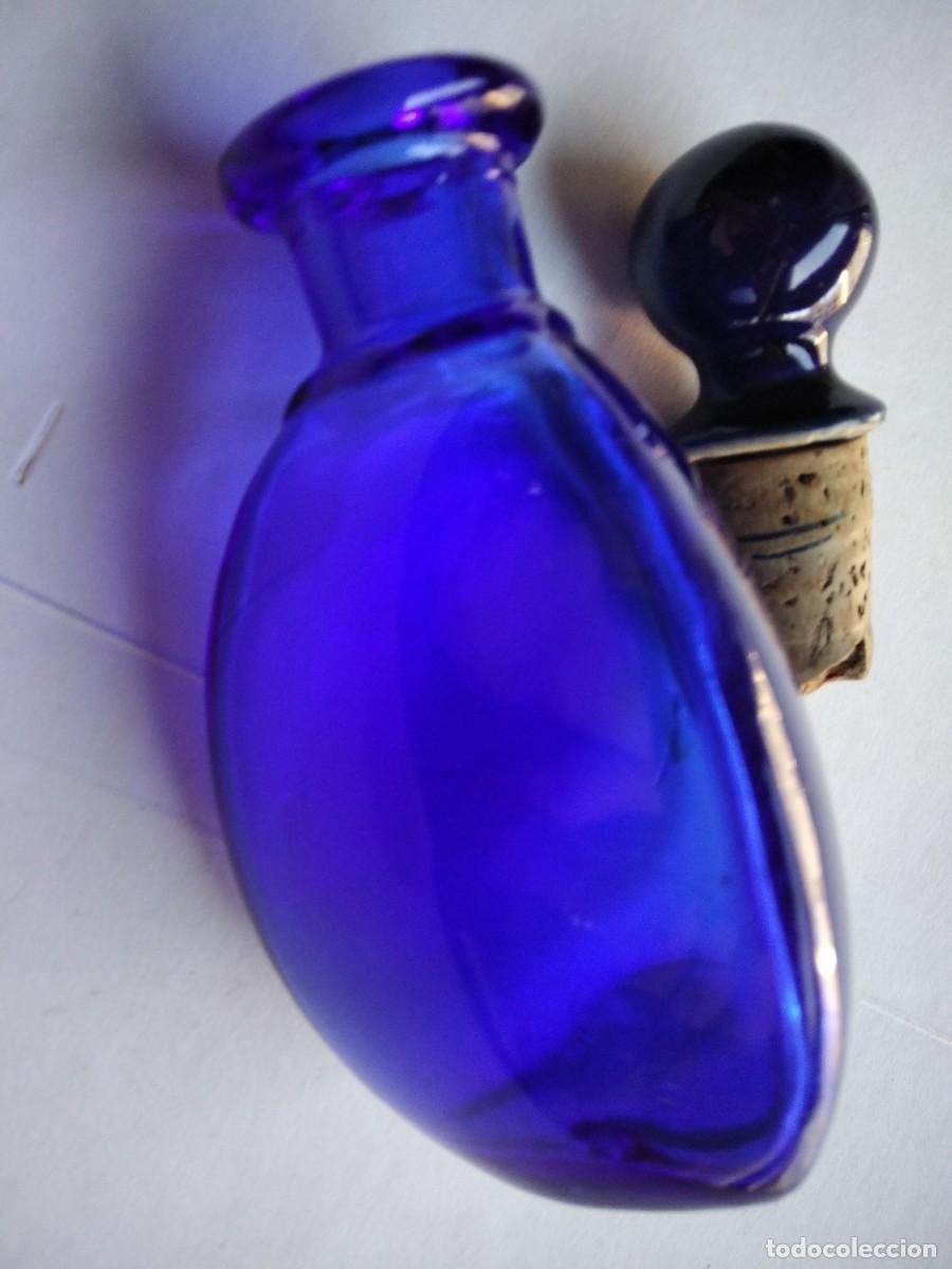 Antig&uuml;edades: FRASCO TRIANGULAR DE CRISTAL TINTADO EN COBALTO. - Foto 1