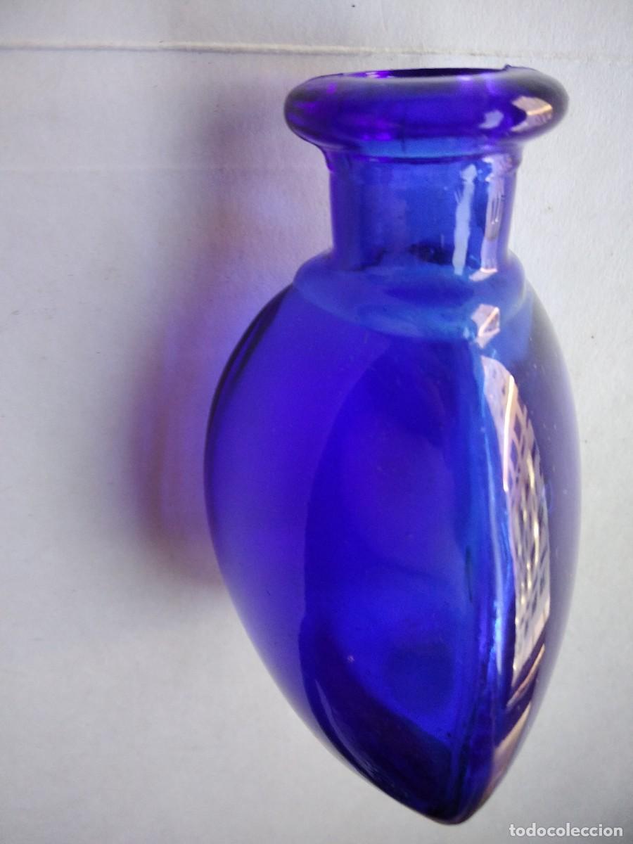 Antig&uuml;edades: FRASCO TRIANGULAR DE CRISTAL TINTADO EN COBALTO. - Foto 3