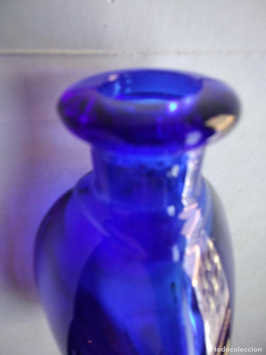 Antig&uuml;edades: FRASCO TRIANGULAR DE CRISTAL TINTADO EN COBALTO. - Foto 4