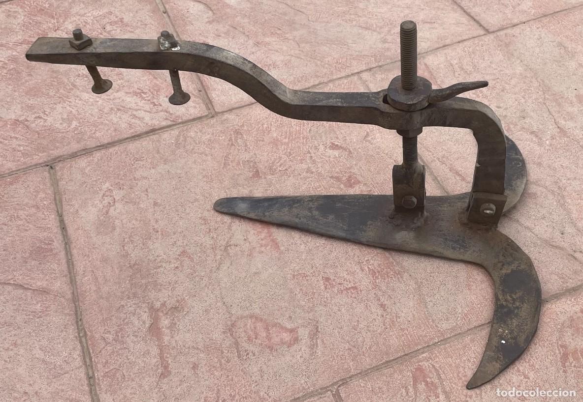 Antig&uuml;edades: Antiguo arado hierro - Foto 1