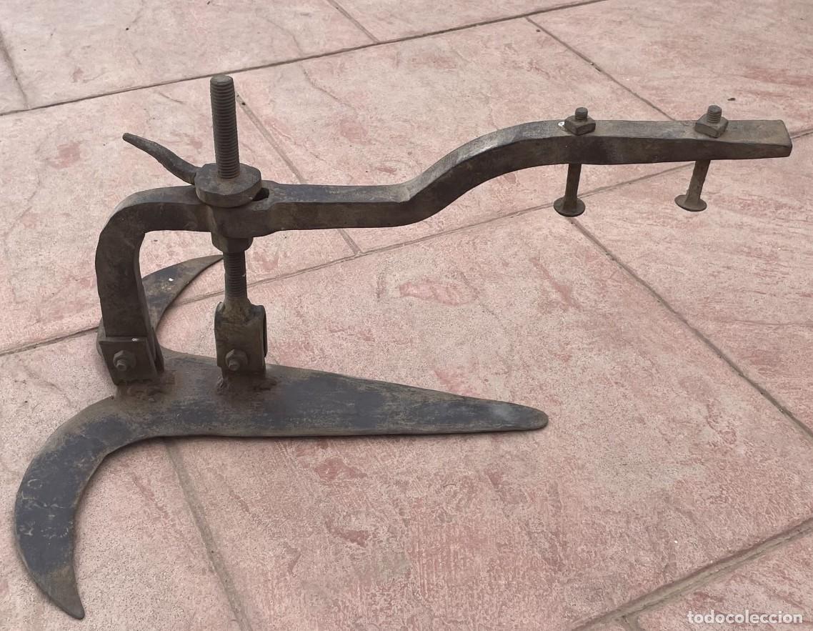 Antig&uuml;edades: Antiguo arado hierro - Foto 2