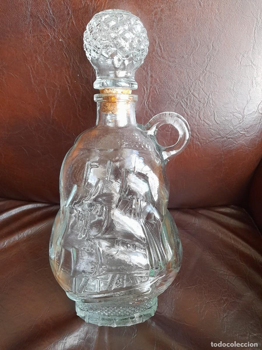 Antig&uuml;edades: Botella de cristal con barco en relieve - Foto 1