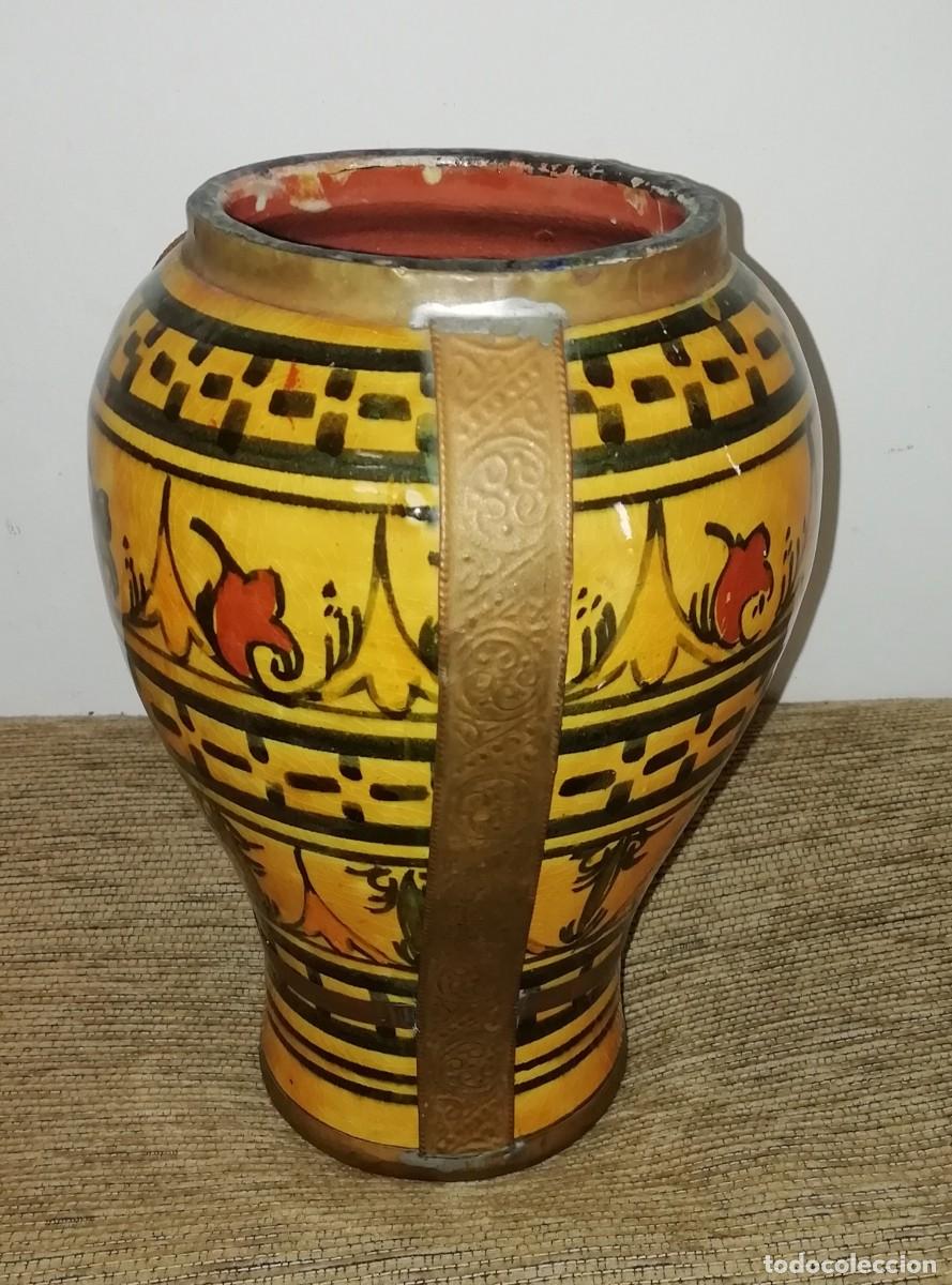 Antig&uuml;edades: Muy raro jarron ceramica y decorado con cobre o laton firmado 21 cms