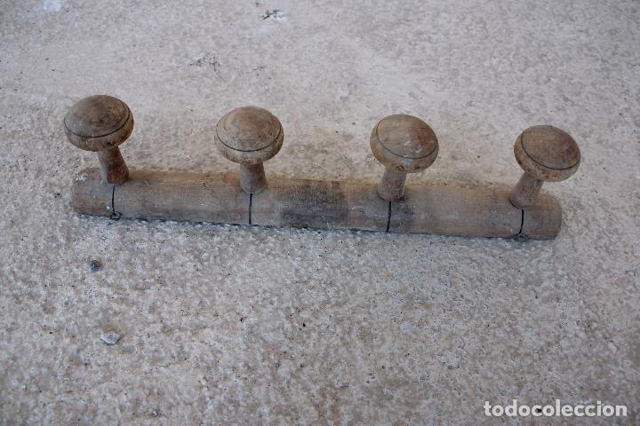 Antig&uuml;edades: perchero de madera cuatro perchas - Foto 2