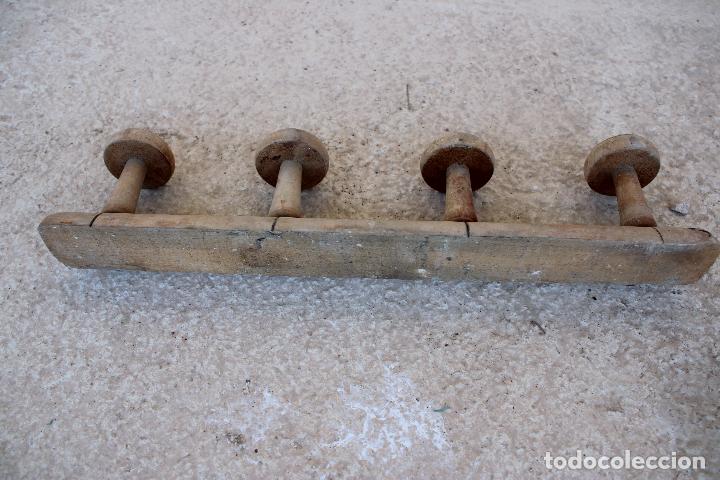 Antig&uuml;edades: perchero de madera cuatro perchas - Foto 3