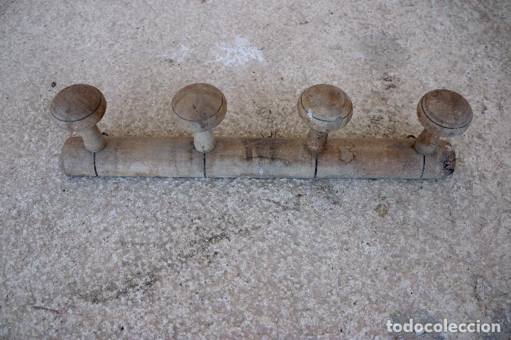 Antig&uuml;edades: perchero de madera cuatro perchas - Foto 1
